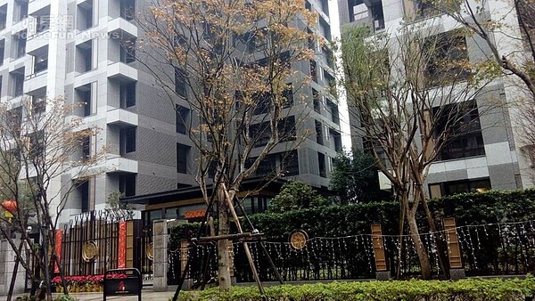 李毓芬與愛犬搬到「遠雄奧斯卡」。(好房網資料中心)