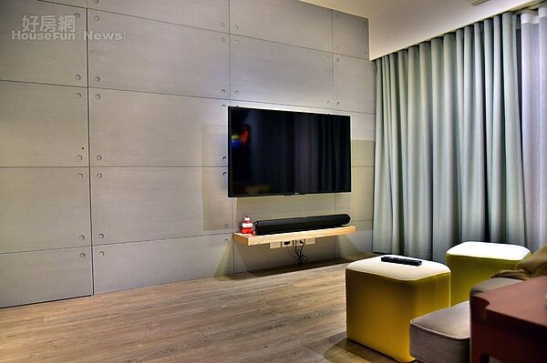 2.家中走Loft工業風，其中客廳電視牆堅持以仿清水模質感呈現。
