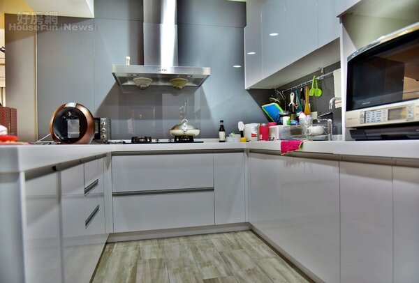 6.室內採用暖色調木質地板，加上廚房ㄇ字型流理檯，空間視覺上也帶有一點北歐風。
