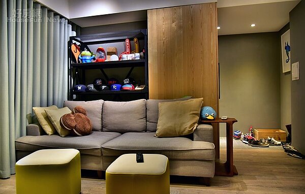 4.沙發後的鐵件櫃為Jay特別訂製的，當初還因為電梯太小差點搬不進來，最後只好借用隔壁棟電梯，從頂樓繞到這棟才順利搬進。
