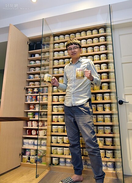 7.餐桌旁整面馬克杯牆展示出Jay超過十年的收藏，其中玻璃展示櫃所有木層板，還特地做防止掉落的溝槽設計。
