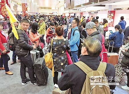 桃園國際機場春節疏運高峰期間,加班機(含包機)經民航局核定共計1359架次,以6日前及2月10日到17日(初三至初十)為運量最高峰;2月13日到15日3天,旅運量都可望超過14萬人次。(高興宇攝)