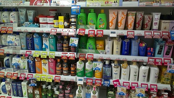 薪水凍漲、物價上漲,小資族勒緊荷包過日子。(好房網News記者賈蓉/攝影)