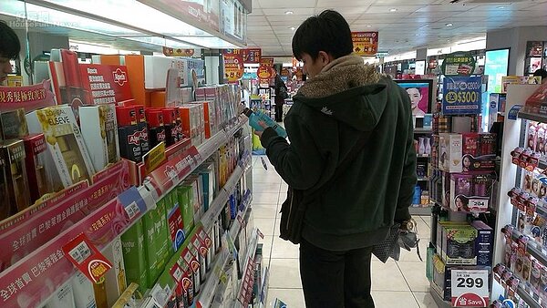 薪水凍漲、物價上漲,小資族勒緊荷包過日子。(好房網News記者賈蓉/攝影)