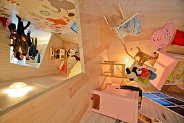 最夢幻的嬰兒房，小孩不只是可以貼在天花板走路，還有嬰兒床可以飄著睡著