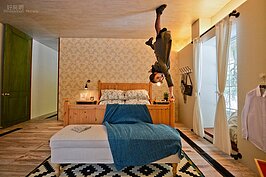 在這裡倒立輕而易舉，即使你穿裙子也不會掉下來～