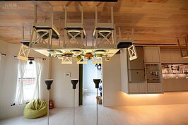 有的椅子在地板有的在天花板，到最後已經分不清楚地板與天花板