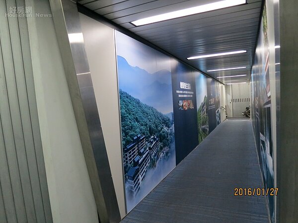 北投溫泉案「鄉林玉川」,搶台商看屋商機,買下機場空橋廣告。(鄉林建設提供)
