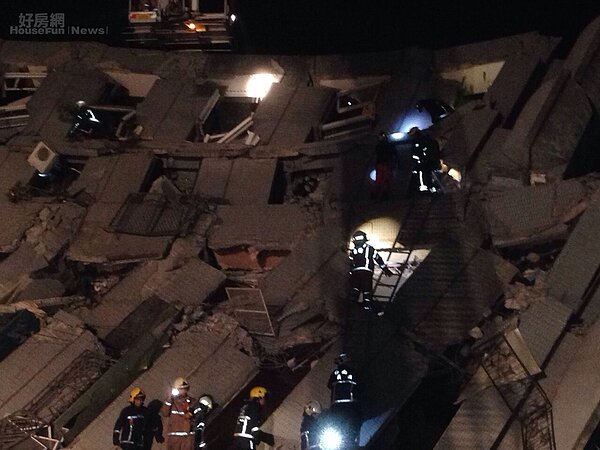 台南永康區永大路地震倒塌。(網友提供)