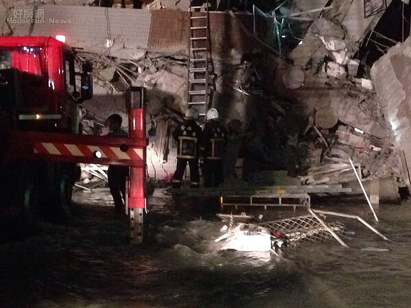 台南永康區永大路地震倒塌。(網友提供)