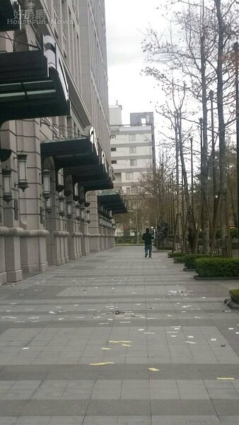 民眾在瓏山林博物館門口撒冥紙。（網友提供）