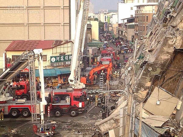 維冠金龍大樓倒塌，警消全力搶救中。（網友提供）