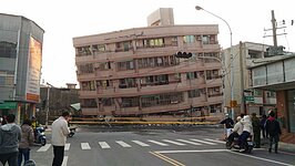 台南歸仁地震大樓嚴重傾斜（翻攝自爆料公社）