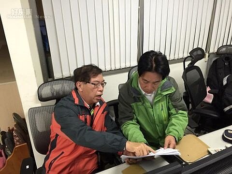 今晨3時57分27秒地震台南5級,台南應變中心一级開設,賴清德跟李明峯局長正在指揮緊急處理中。(賴清德臉書)