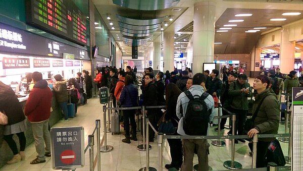 高鐵站一早就有許多趕著回家過節的民眾，不過受地震影響，高鐵宣布，下午五點前將停駛。（好房網News記者鍾釗榛攝影）