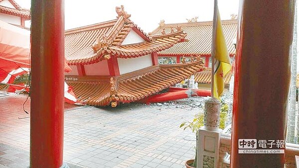 位於台南關廟區深坑里慈惠堂受創嚴重。(民眾提供)