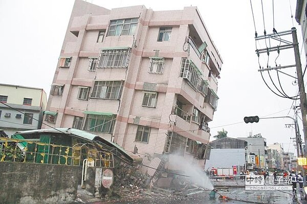 小年夜清晨強震,台南歸仁信義北路上7層樓高的「幸福大樓」應聲倒塌,瞬間只剩4層在地面上,所幸34名住戶都逃出。(莊曜聰攝)