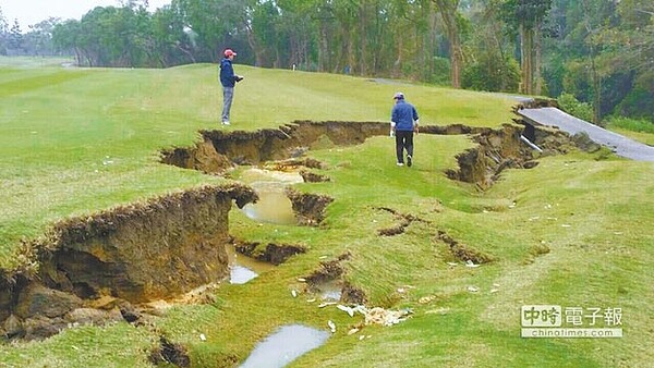 位於台南大內的南寶高爾夫球場地震後土地出現大裂縫，長100公尺，最深1公尺，宛如「大峽谷」。（圖／網友提供）