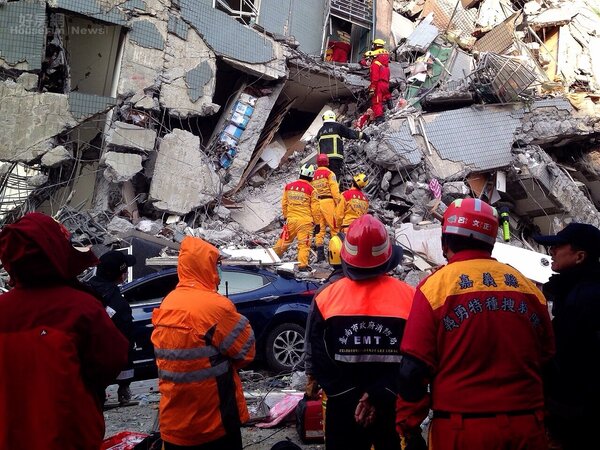 台南強震，維冠大樓倒塌現場照（圖網友Sophia提供） 
