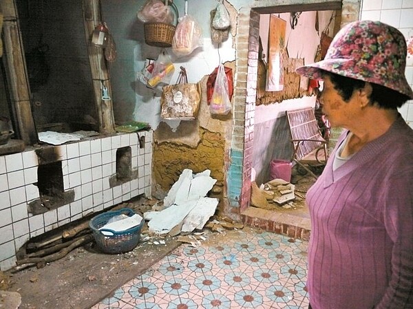 高市內門內興里林家兩老住在傳統的土角厝內,阿嬤說,傳統大灶是用來炊粿的爐具,地震搖到連煙囪都歪了,泥塊掉落滿地,「不知要如何過年」。 記者徐白櫻/攝影
