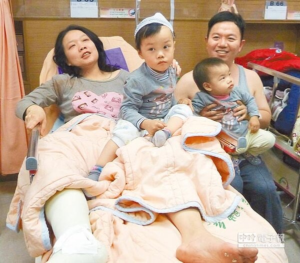 夫妻倆泣不成聲,頻說「活命已經很幸運了,家毀仍會堅強」。(王瑄琪攝)