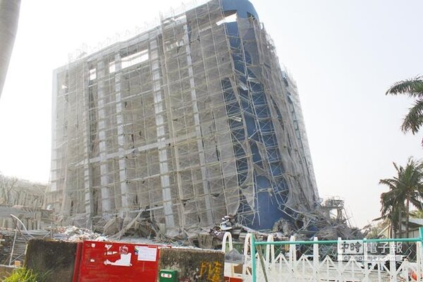 商機傾倒了台南歸仁中山路興建中的旺林飯店嚴重傾斜，左側鷹架已掉落，民眾擔心整棟建築會倒塌。（莊曜聰攝）
