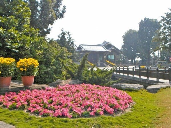 溪州鄉中山路旁的萬景藝苑占地6公頃，是台灣最具規模的私人庭園，春節期間開放購票參觀。 記者何炯榮／攝影