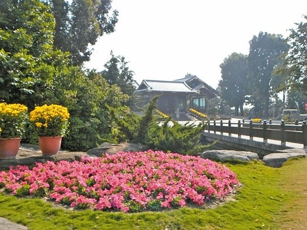 溪州鄉中山路旁的萬景藝苑占地6公頃,是台灣最具規模的私人庭園,春節期間開放購票參觀。 記者何炯榮/攝影