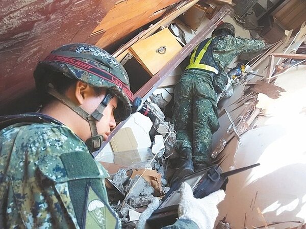 國軍出動原用於室內攻堅的「偵蒐球」,在倒塌已成廢墟的維冠大樓縫隙中,尋找有無生還或罹難者。 圖/軍聞社