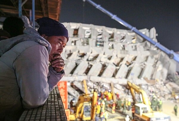 憂心忡忡的民眾觀望著倒塌的維冠大樓，盼望奇蹟出現。記者鄭清元/攝影