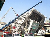 危樓長期受漠視　先救人後必究事