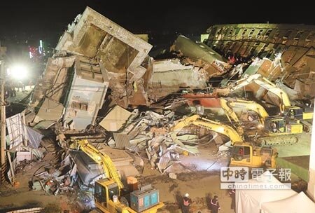 
　加速救援　　台南強震，維冠大樓倒塌搶救8日進入第三天，約傍晚7時左右，數部大鋼牙出動，開始拆除東側部分設施，以利搶救的進行。（黃國峰攝）
 