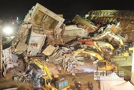 加速救援 台南強震,維冠大樓倒塌搶救8日進入第三天,約傍晚7時左右,數部大鋼牙出動,開始拆除東側部分設施,以利搶救的進行。(黃國峰攝)