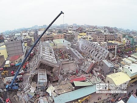 安全震憾 台南市維冠金龍大樓禁不起南台灣強震,應聲而倒,外界紛紛將矛頭指向早已倒閉的建商維冠建設公司,懷疑有偷工減料之嫌。(黃仲裕攝)