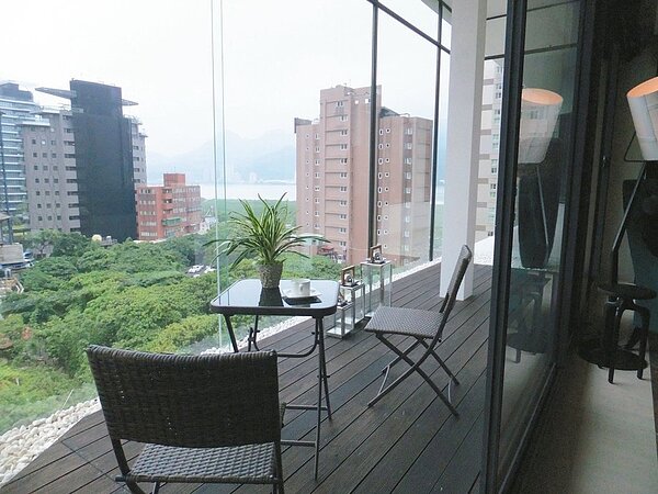 視野寬闊的超大棟距宅,在不景氣中仍受青睞。 記者游智文/攝影