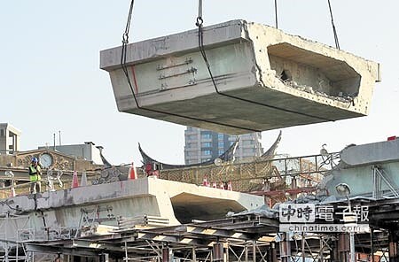 分段搬 台北市忠孝橋引道拆除工程,最困難的北門旁橋體切割作業開始施工,第1塊節塊吊卸後,歷經39年枷鎖的北門終於露面。(陳君瑋攝)