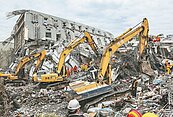 維冠倒塌現場　搶救底層受困者　全面開挖
