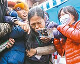 好消息變沒消息...賴神悄刪文　家屬絕望下跪