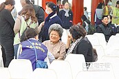 親友悲泣　認出粉紅色指甲油…黃若欣母痛哭