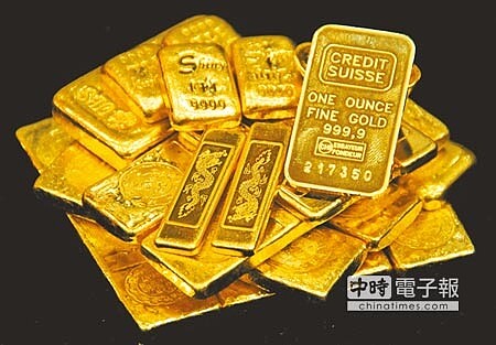 全球股市恐進入熊市,資金逃竄到黃金(見圖,資料照片),出現避險需求。國際金價自本周四強勢上漲5.8%,達到每盎司1263.90美元,創2015年2月以來高點。由於國內黃金牌價仍在休市,預計下周一台銀的黃金存摺價位將隨之上漲。目前國內黃金牌價,仍停留在2月5日的價格,每公克賣出價新台幣1246元,買進價每公克1227元。預估下周開盤將隨國際金價上漲。