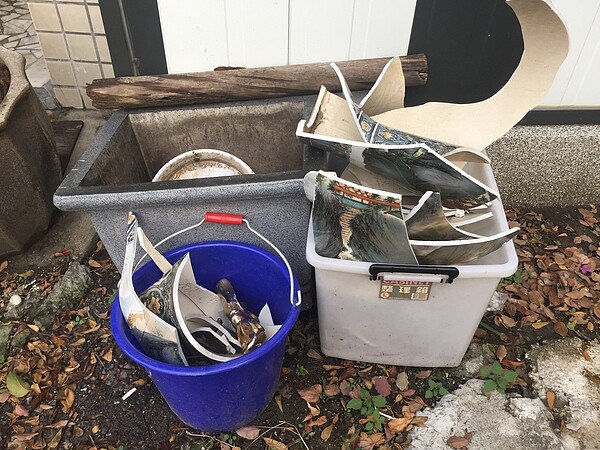 地震當晚林明輝家中古董花瓶破裂,正在整理家裡。 記者綦守鈺/攝影