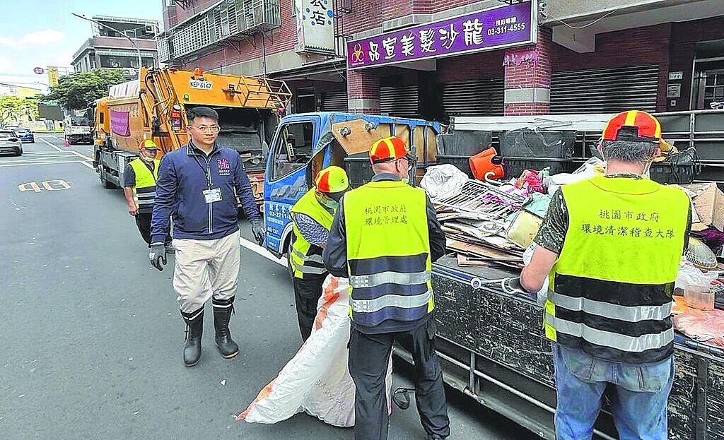 桃園市政府依「桃園市住宅囤積行為處理自治條例」,於蘆竹區奉化路某社區執行跨局處清理作業,5月20日、21日共清除5車、約10噸廢棄物,改善居住環境與公共安全。(桃園市環保局提供/姜霏桃園傳真)