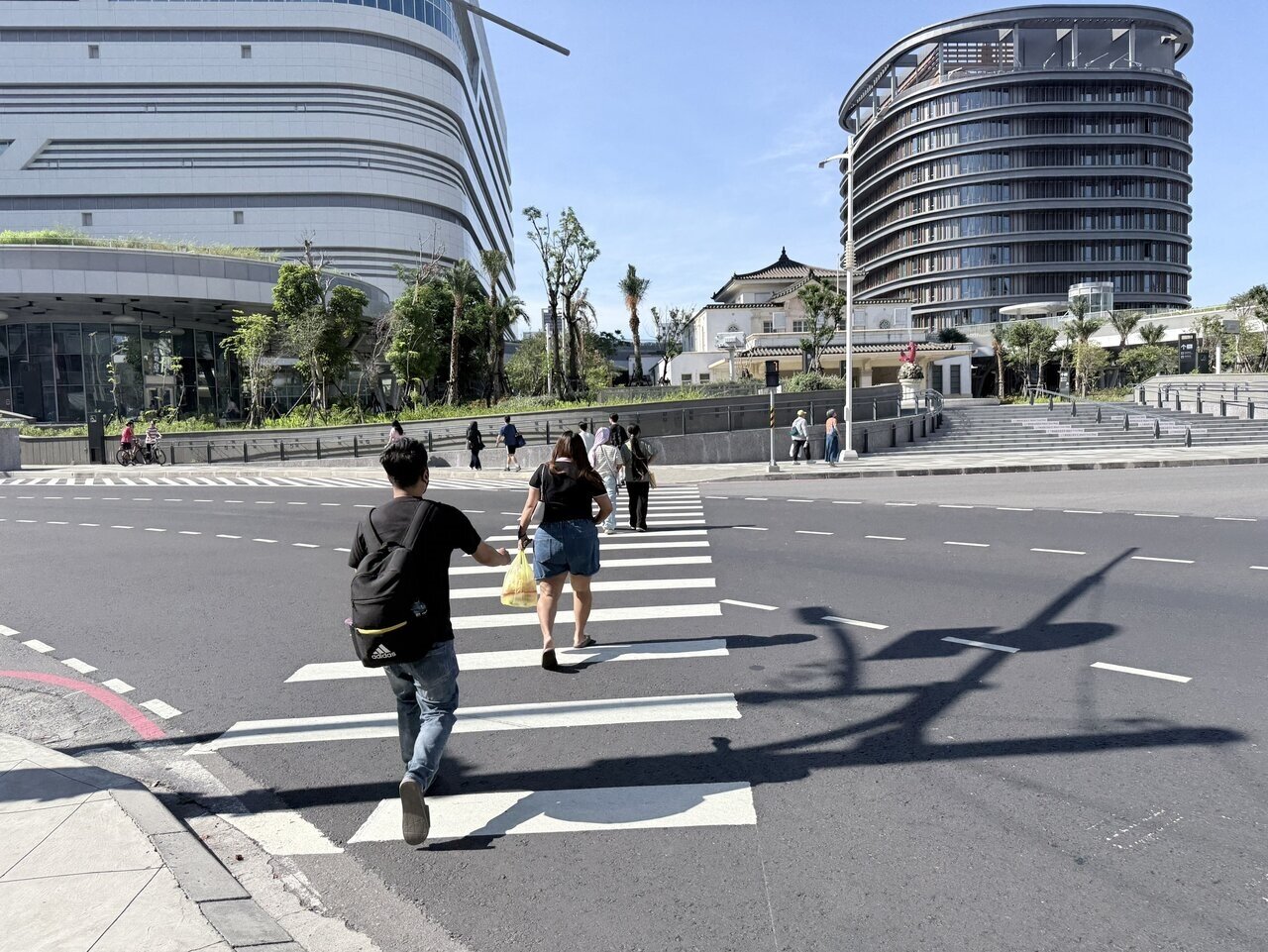 高雄車站南北向未設置地下連通道,行人需穿越平面建國路、九如路才能抵達站體,鐵道局將斥資廿七億興建,打通車站「任督二脈」。記者宋原彰/攝影