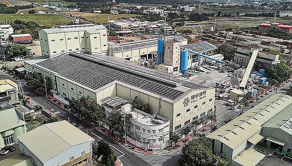 MOF固態捕碳技術是計畫的一大亮點,由金屬中心進行MOF吸附技術開發與捕碳模組建置,並在國宇建材工廠進行捕碳示範驗證。圖/國產建材實業提供
