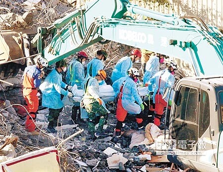 台南維冠大樓倒塌,右圖為搜救隊員13日下午3點57分找到最後一具遺體,不僅與小年夜當天發生地震的時間數字相同,且剛好就是大樓主委謝鎮宇。(陳信翰攝)