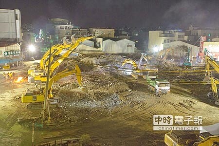 夷為平地 ↑維冠大樓倒塌,報案協尋的人員在13日下午全部尋獲,13日晚間現場已幾乎清理為平地,即將展開重建之路。(方濬哲攝)