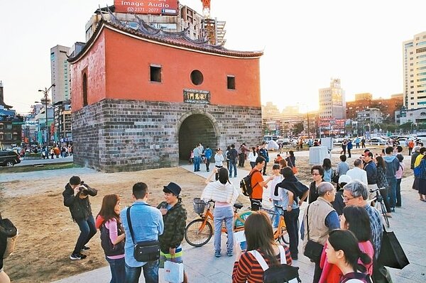 忠孝橋引橋拆除後，北門「承恩門」重新開放民眾參觀。 記者林伯東／攝影
