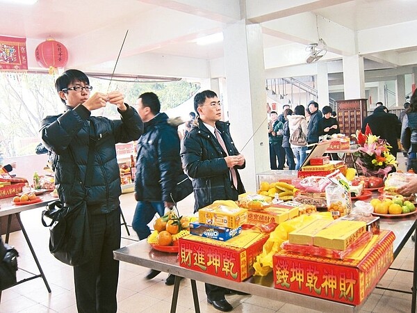 房地產業者主要都拜土地公,新春期間更是會到北部最大的土地公廟中和烘爐地參拜。 報系資料照