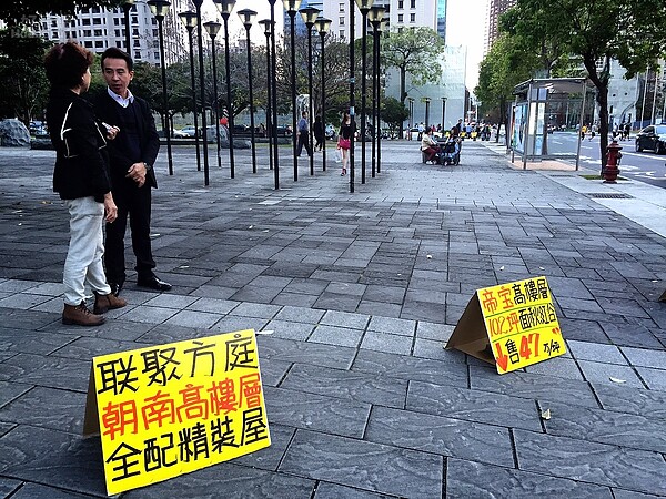 2016年春節天氣晴朗,初五便有房仲在台中七期街頭駐守隨時帶看。(好房網News記者蔡佩蓉攝影)