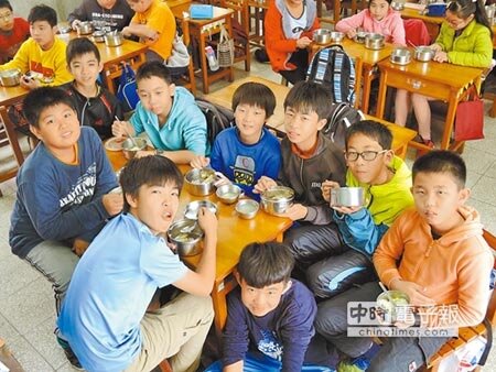 
吃飯了美濃國小昨天開學，大地震造成行政大樓多處牆面脫落（上圖），廚房水管、電線經緊急修復，學生可開心吃營養午餐。（林雅惠攝）
 